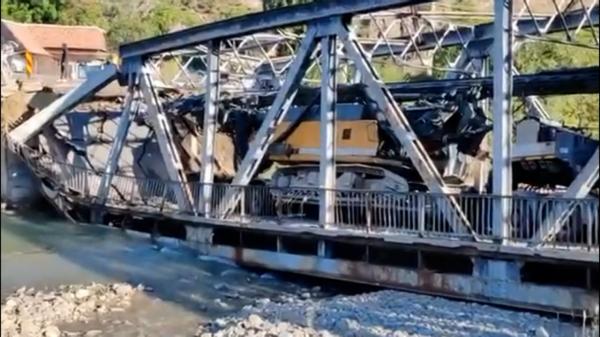 Pod de fier prăbușit în Bacău: utilajul care l-a distrus ar fi depășit limita de 7,5 tone