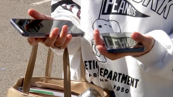 Elevii români au descoperit cum să îşi păstreze telefoanele la ore: vin la ei cu două