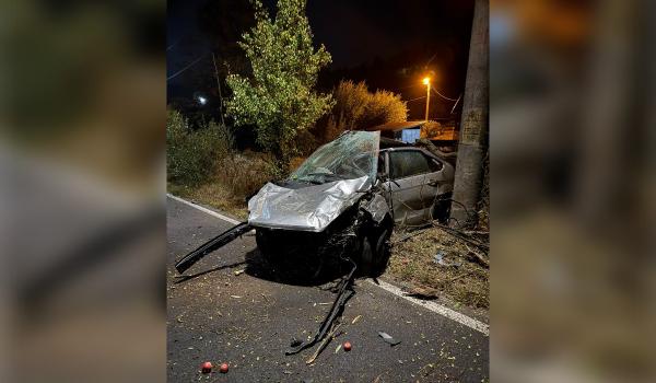 Doi tineri de 19 şi 20 de ani au murit după ce s-au înfipt cu maşina într-un stâlp, în Petroşani