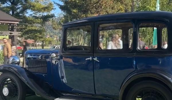 Bijuteria pe patru roți care a făcut senzație în Bucovina. Maşina din 1938 este o piesă rară a colecției