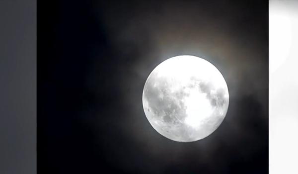 Luna Recoltei, spectacol pe cerul nopţii. A părut uriaşă şi mult mai aproape de Pământ
