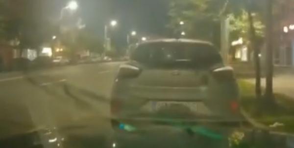 Momentul în care doi tineri din Iaşi vandalizează mai multe maşini. Cei doi erau beţi