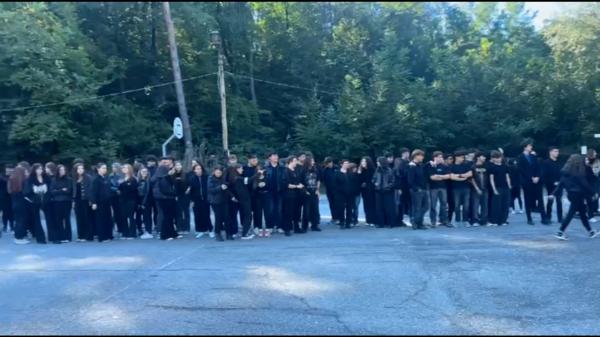 "Nu vrem uniforme!". Mii de elevi au protestat îmbrăcaţi în negru faţă de obligativitatea uniformelor