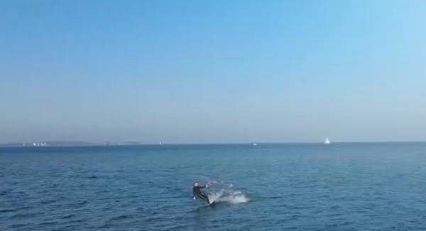 Spectacol pe apă la Constanţa. Cei mai buni rideri se întrec la kitesurfing. Cât costă să înveţi acest sport