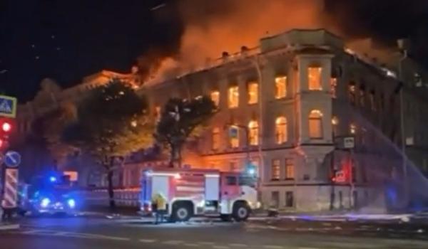 Un conac vechi de 150 de ani a luat foc în Sankt Petersburg. Flăcările au cuprins rapid toate etajele