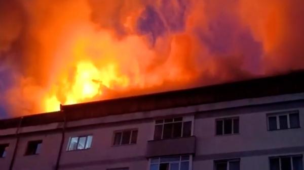 Incendiu uriaș la un bloc cu 60 de apartamente din Suceava. Flăcările au mistuit acoperișul în câteva minute