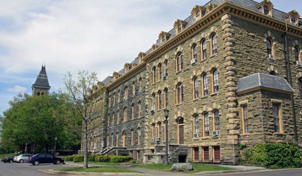 Reacţia Universităţii Cornell în cazul studentei violate de 7 colegi în campus. Conducerea rupe tăcerea