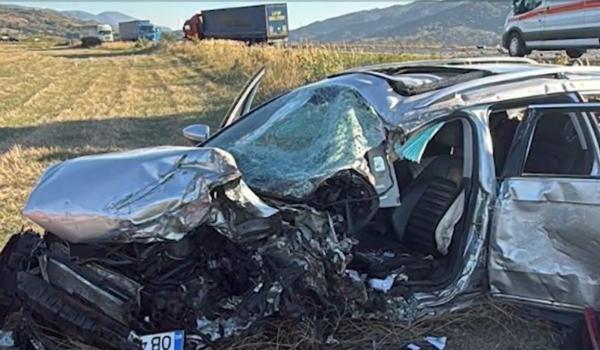 Depăşire fatală pe "Drumul Morţii". Maşina unui şofer bulgar s-a făcut praf între două TIR-uri
