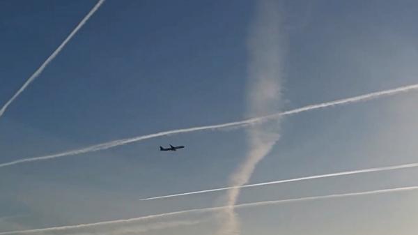 ANIMAŢIE. Ce sunt urmele lăsate pe cer de avioane, care i-au alarmat la conspiraţionişti