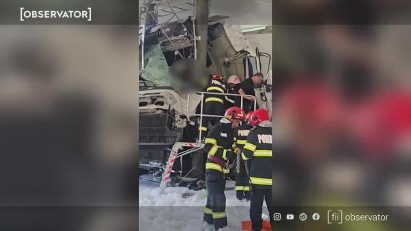Un TIR a făcut praf o benzinărie de pe Valea Oltului. Zonă evacuată pe o rază de 200 de metri