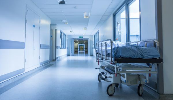 Criză financiară în Sănătate. Spitalele riscă să rămână fără medicamente pentru bolnavii de cancer şi inimă
