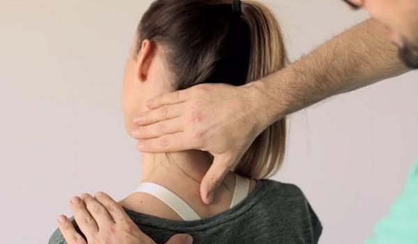 De ce ne dor articulaţiile când vine frigul brusc. Ce spun medicii despre "leacurile băbești"