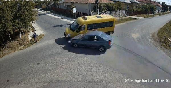 Momentul în care o maşină şi un microbuz şcolar fac accident şi ricoşează într-un copil de 9 ani, în Giurgiu