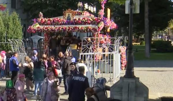 Bărbat, în stare critică după ce s-a prăbuşit în timp ce aştepta să se închine la racla Sf. Parascheva