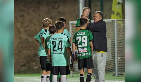 Explicația antrenorului acuzat că a ridicat de gât un copil la un meci de fotbal: "L-am ridicat de umeri"