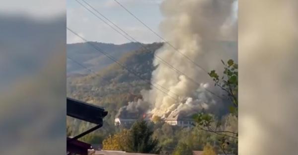 Incendiu la o fostă unitate militară din Vâlcea. Mobilizare masivă de pompieri