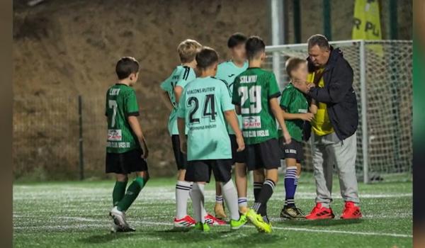 Cum a fost sancţionat antrenorul din Vaslui care a ridicat de gât un copil la un meci de fotbal