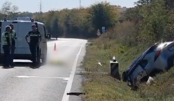 O clipă de neatenţie i-a fost fatală. Maşina a ajuns în şanţ, iar o femeie a sfârşit blocată între fiare