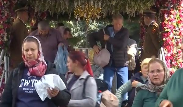 Cine sunt ajutoarele de nădejde ale pelerinilor de la Iaşi. Le sunt alături în cele 17 ore de aşteptare