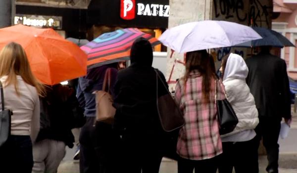 Codul galben de ploi în Bucureşti şi 12 judeţe, până miercuri. Temperaturile au scăzut drastic