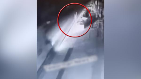 Momentul în care o fată, cu fratele în brațe, este lovită de o dubă pe marginea unui drum din Teleorman