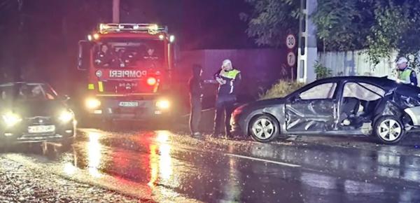 Impact violent în Vaslui, după ce o autoutilitară a intrat pe contrasens. Două persoane au ajuns la spital