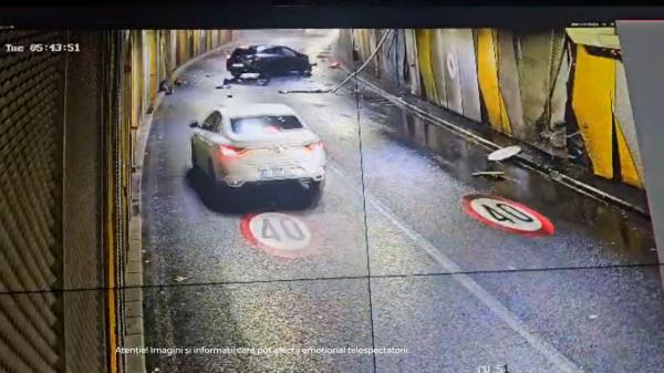 Momentul în care două maşini se ciocnesc violent în Pasajul Unirii din Bucureşti