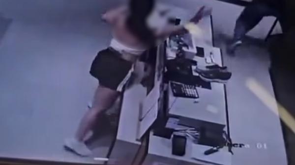 Tânăra din Constanţa, acuzată că atacă femei pe stradă, are 9 dosare penale. De ce nu o pot opri autorităţile