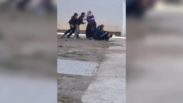 Profesor bătut în curtea unei şcoli din Timişoara. În scandal au fost implicaţi elevi şi părinţi