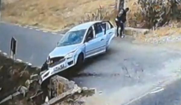 Filmul cursei de coşmar din Olt. Un bărbat beat a plecat cu o fetiţă în maşină şi a intrat într-un cap de pod