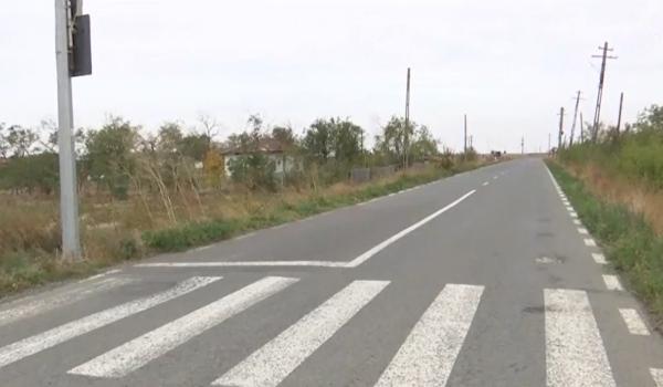Oraşul unde autorităţile au construit o trecere care începe şi se termină în câmp. Reacţia şoferilor