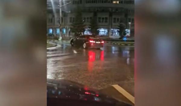 Momentul în care un tânăr face drifturi ca-n filme într-un sens giratoriu din Suceava. A plătit "spectacolul"
