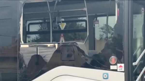 A urcat în autobuz cu un tomberon plin cu fier şi a spart geamul. Un adolescent a fost rănit de cioburi