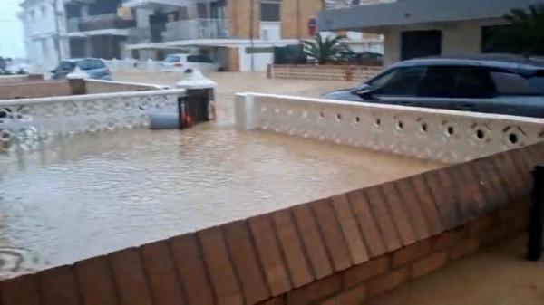 Furtuna Adam face ravagii în Spania. Un român şi-a văzut locuinţa distrusă: "Am avut noroc că am plecat"
