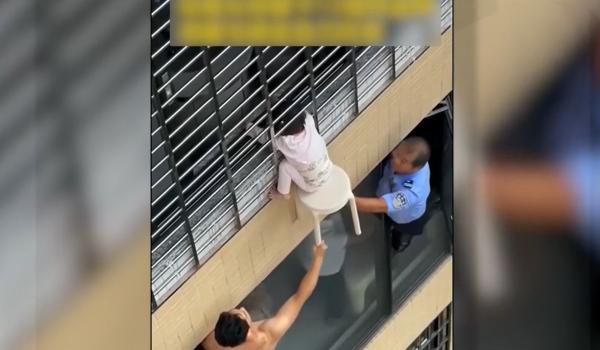 Momentul în care o fetiță de 3 ani este salvată de la etajul 12. Copila rămăsese suspendată în gol