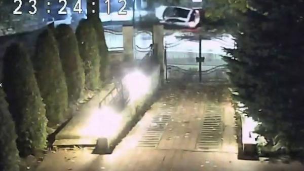 Momentul când o maşină în care se aflau 4 tineri s-a răsturnat în Iaşi, după ce s-a izbit de un copac