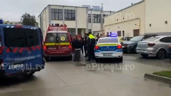 Filmul atacului cu maceta de la liceul din Pitești. Elevii ar fi avut un conflict mai vechi