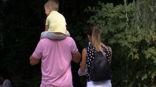 Salariul și indemnizația de creștere a copilului ar putea fi cumulate. Ce condiții trebuie îndeplinite
