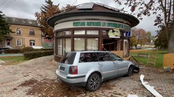 A intrat cu mașina în clădirea Centrului Turistic din municipiul Dej: șoferul a fugit de la locul accidentului