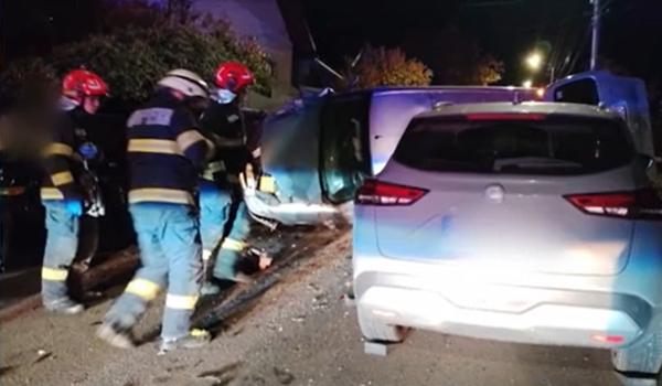Un șofer beat a făcut prăpăd în Cluj. A lovit două mașini, apoi s-a răsturnat peste un alt șofer băut