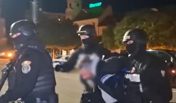 Filmul incidentului de la Poliția Alba Iulia. Cum au reușit agenții să-l imobilizeze pe bărbatul înarmat