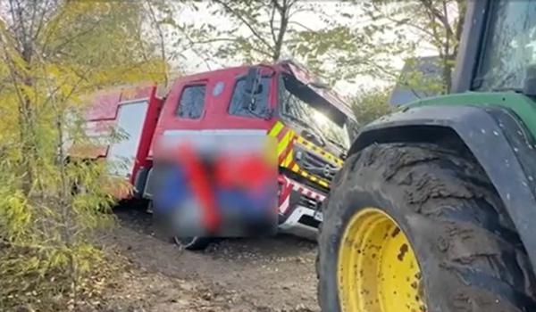 Cum a rămas o mașină de pompieri blocată într-o comună din Iași. Nici tractorul nu i-a putut ajuta