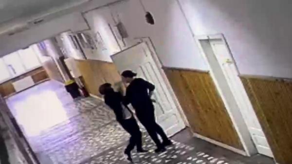 Elevul cuţitar din Bistriţa a fost externat de la Psihiatrie şi dus la audieri