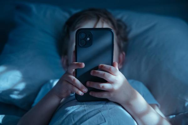 SONDAJ: Le permiteţi copiilor voştri să aibă conturi pe reţelele sociale?