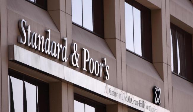 România scapă de "junk". S&P menține ratingul suveran la BBB-, cu perspectivă negativă