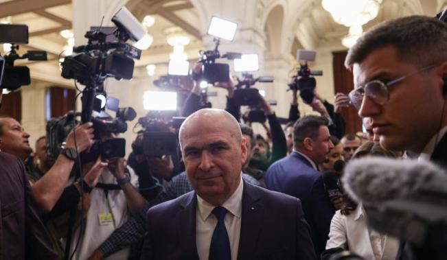 Soarta Guvernului se decide acum. A început votarea moţiunii de cenzură împotriva lui Bolojan