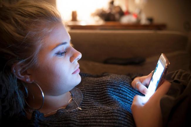 Meta schimbă regulile pentru adolescenţi: limită de 2 ore pe zi şi restricţii noaptea pe Facebook şi Instagram