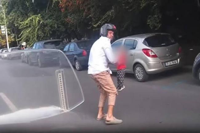 Mama care şi-a pierdut copilul de un an pe bulevard s-a ales cu dosar penal. Ce le-a declarat poliţiştilor