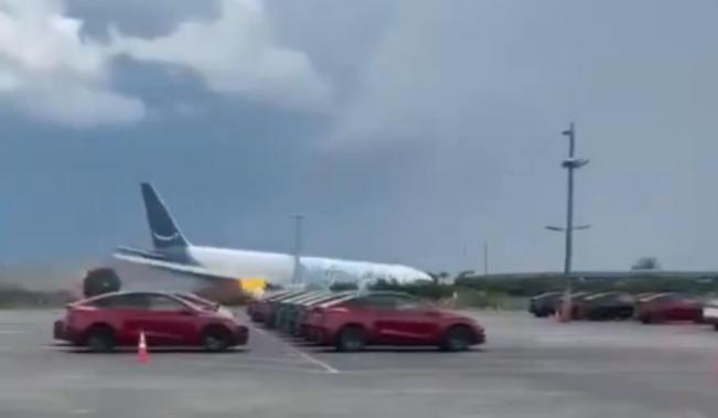 Momentul în care avionul cargo Amazon iese de pe pistă și ia foc pe aeroportul din Miami. 5 oameni au murit