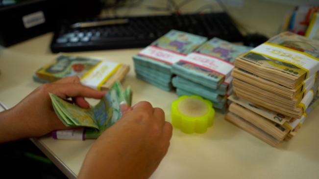 Legea Salarizării unitare. Modificări la venituri şi bonusuri pentru 1,2 milioane de bugetari